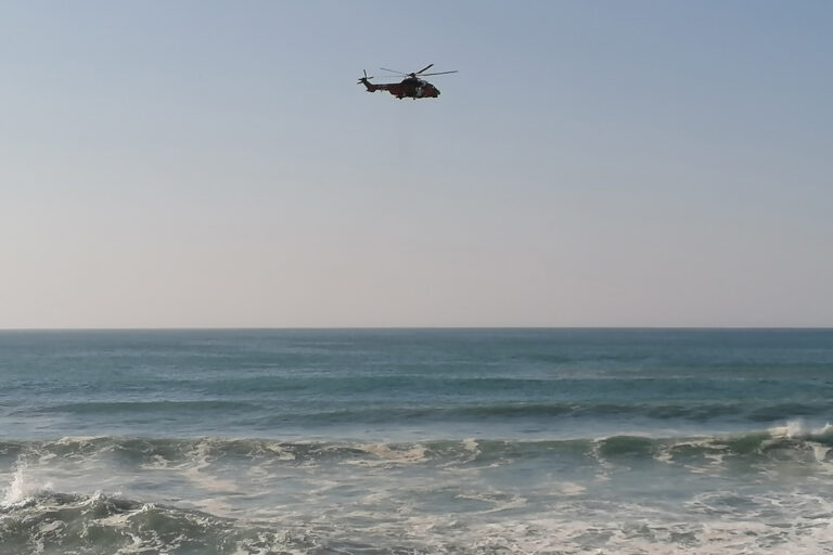 Un helicóptero rescata de madrugada aos 11 mariñeiros dun pesqueiro que se afundía na Coruña