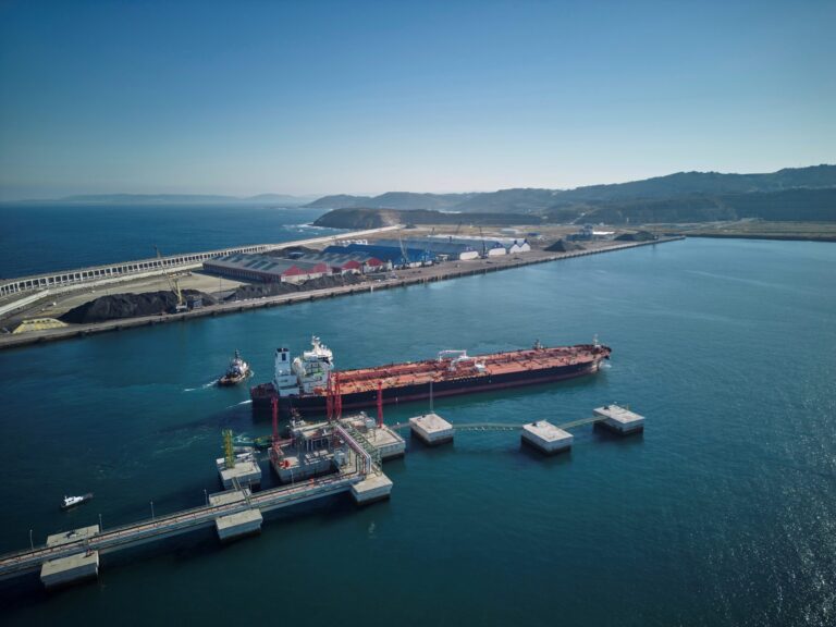 Aprobado o traspaso do tráfico de Repsol ao porto exterio da Coruña
