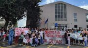 Concentracion contra os recortes no CEIP de Oleiros