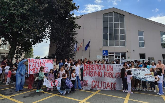 Concentracion contra os recortes no CEIP de Oleiros