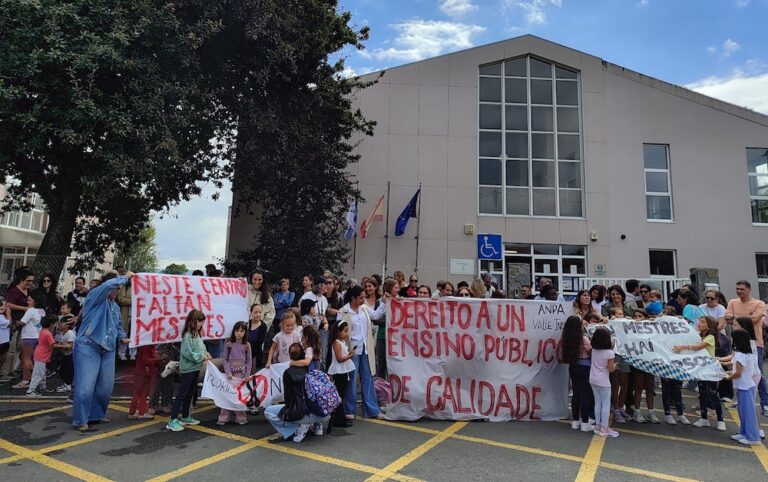 Concentracion contra os recortes no CEIP de Oleiros
