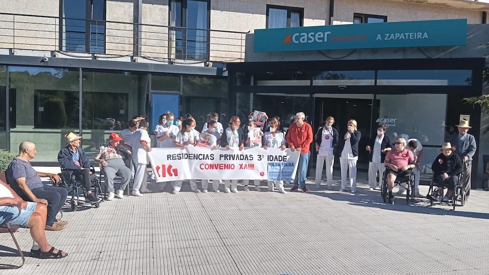 Concentracion traballadoras coidados Corunha Caser_A Zapateira