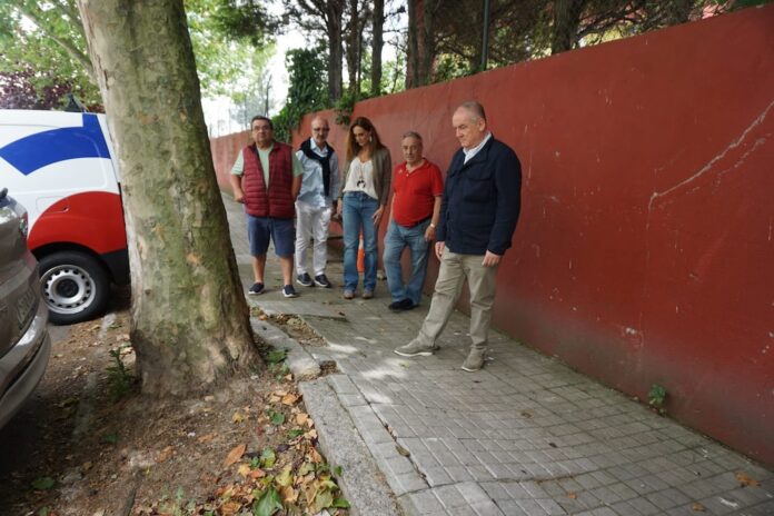 Miguel Lorenzo visitando el barrio de Elviña con vecinos