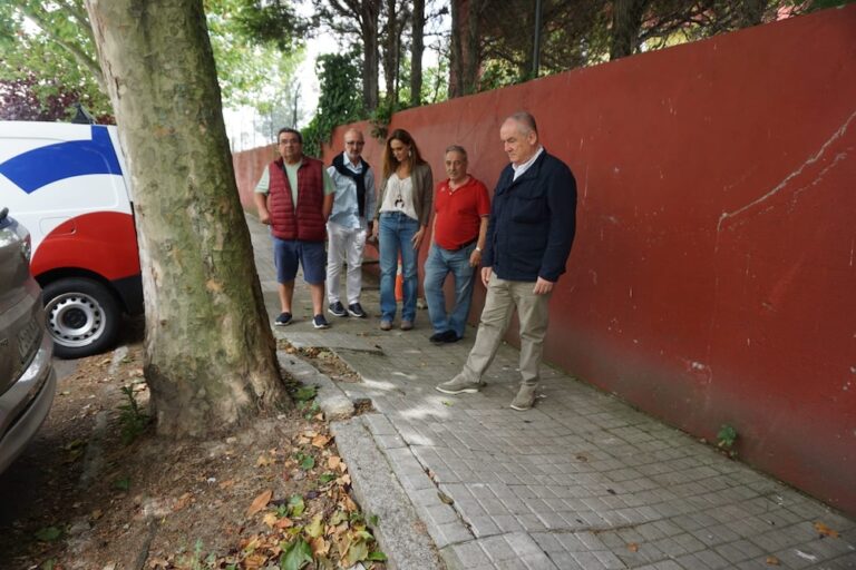 Miguel Lorenzo visitando el barrio de Elviña con vecinos