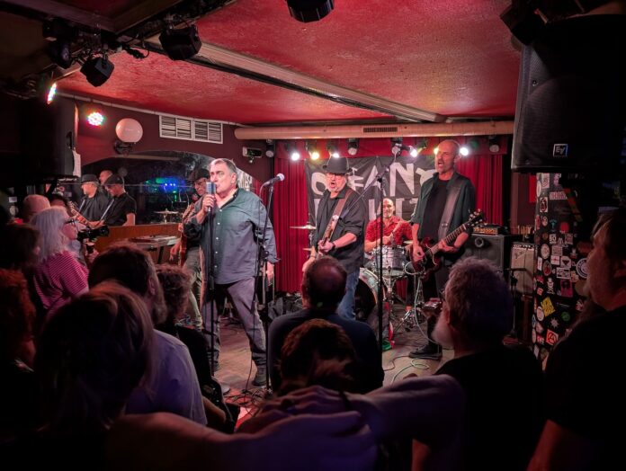 Oceano Eskizo na Sala Mardi Grass