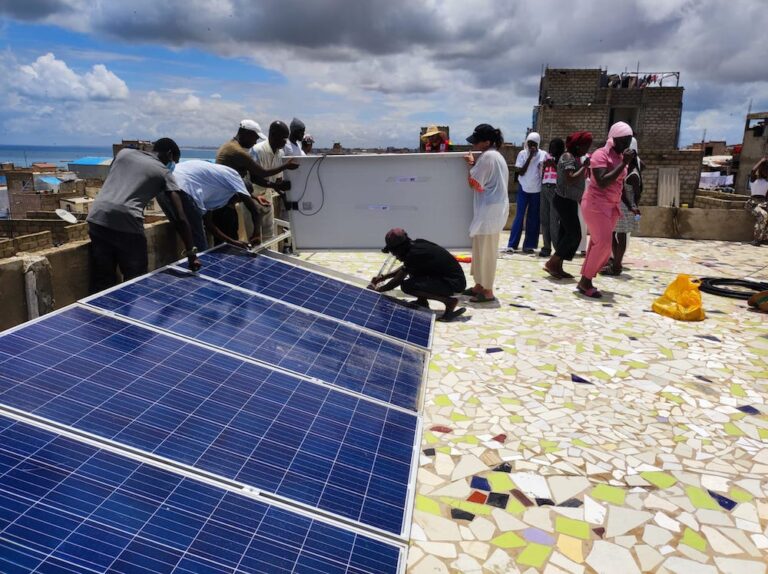 Paneles solares en la Escuela Coruña (1)