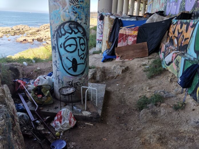 infravivendas nos baixos do paseo maritimo en Monte Alto