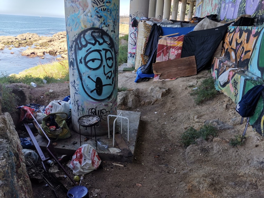 infravivendas nos baixos do paseo maritimo en Monte Alto