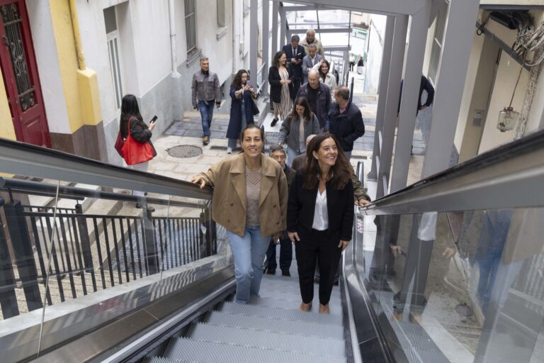 A alcaldesa da Coruña, Inés Rey, xunto á xa ex concelleira de Mobilidade e Infraestrutura, Noemí Díaz, e o titular de Cultura e Turismo, Gonzalo Castro, durante a inauguración dunhas escaleiras mecánicas no barrio de Monte Alto.. ANDY PEREZ