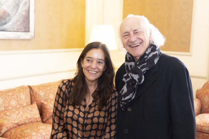 A alcaldesa da Coruña, Inés Rei, con Amancio Prada. ANDY PÉREZ