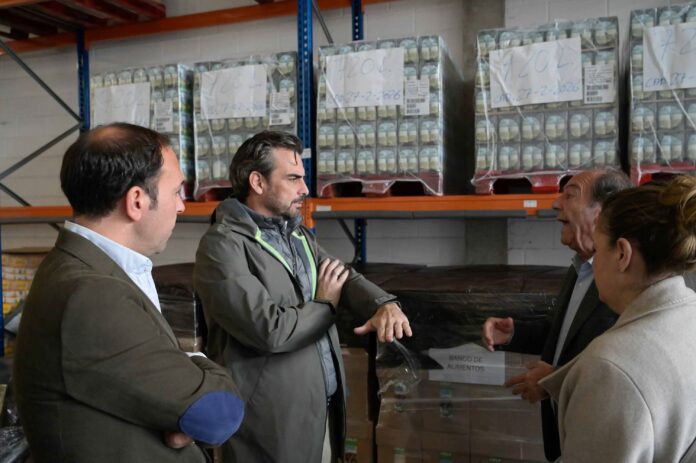 O conselleiro de Presidencia, Diego Calvo, visita o Banco de Alimentos. MONCHO FONTES