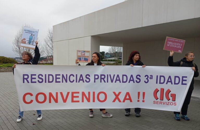 As traballadoras das residencias de maiores privadas realizaron un peche-encadeamento en Padre Rubinos