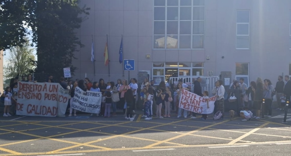 Imaxe da terceira concentración dos lunsás portas do CEIP Valle Inclán