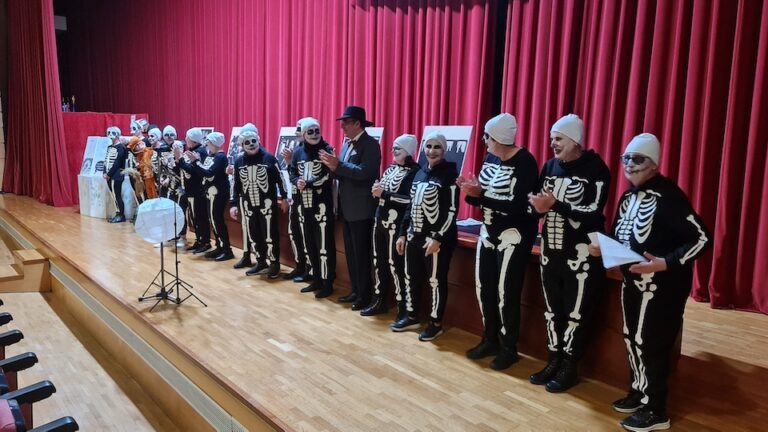 Fundacion Galiza Cultura lendo OLlo de Vidro de Castelao