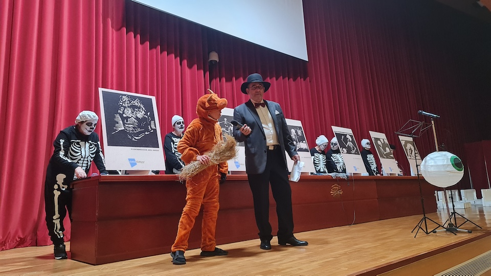 Fundacion Galiza Cultura lendo OLlo de Vidro de Castelao