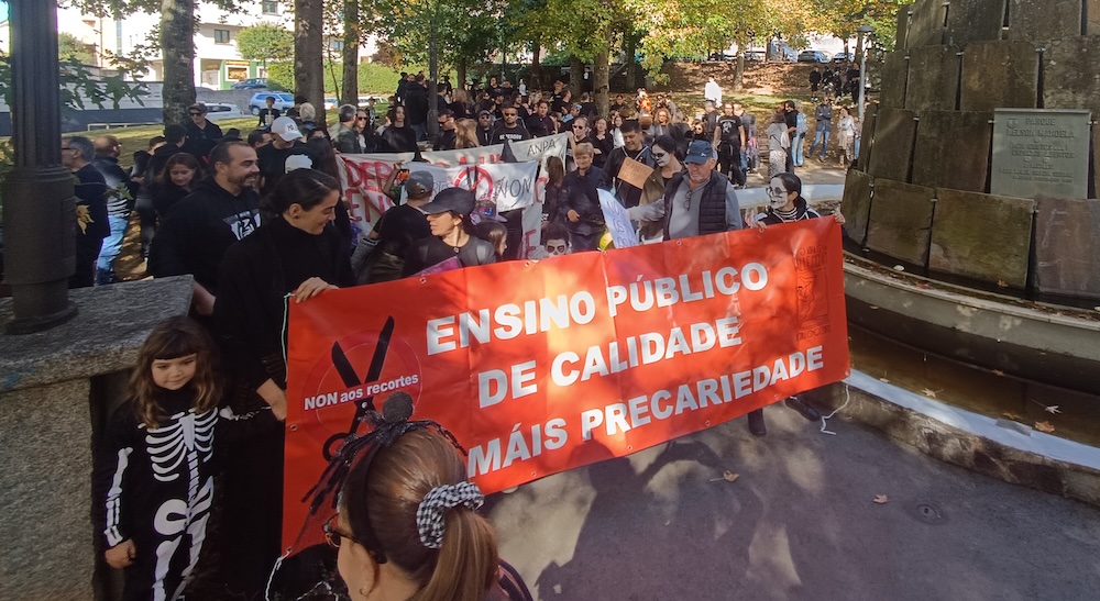 Marcha funebre polo ensino publico en Oleiros 2