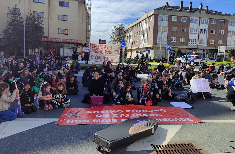 Marcha funebre polo ensino publico en Oleiros