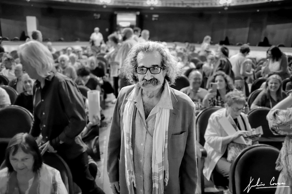 Tono Correa Corredoira na sua homenaxe no Teatro Rosalia nunha foto do seu irman Xulio Correa Correadoira
