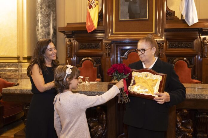 apg_20251006_ALCALDESA_ROSA_OTERO_FILLA_ADOPTIVA_CIDADE_009