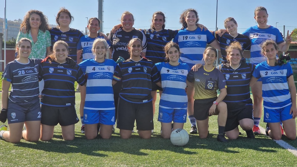 fotografía do partido disputado o 12 de outubro de 2025 entre os equipos femininos do club, Fillas de Breogán e Ártabras, que regresou á competición logo de oito anos.