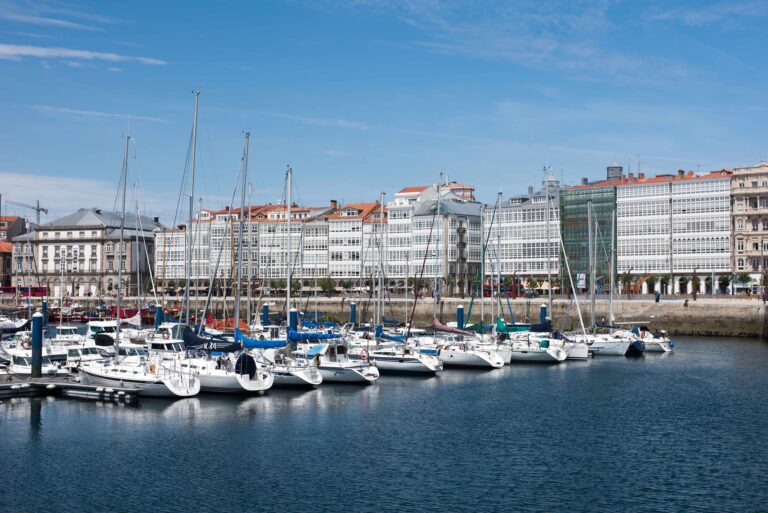 O Porto da Coruña instala corenta placas para concienciar sobre o coidado do mar