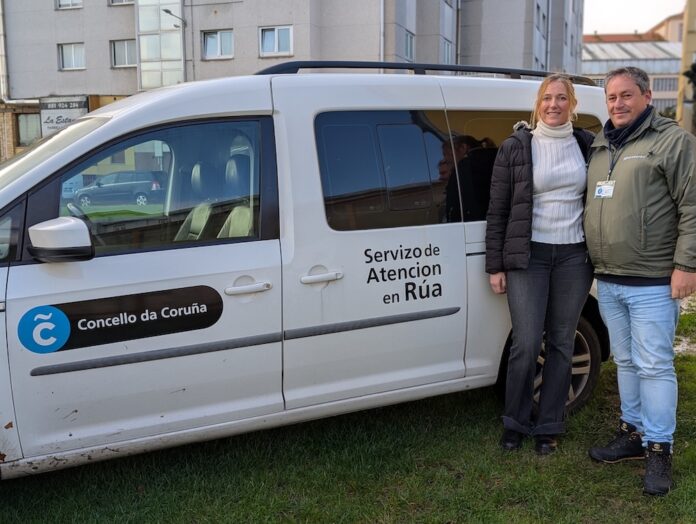 Bea Leal e Juanjo as portas do Centro de Baixa Esixencia da Coruna