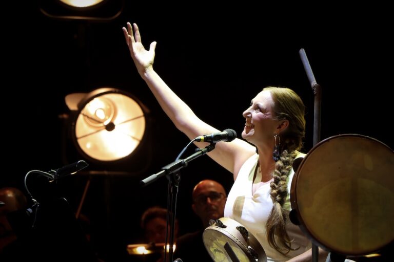 Fransy González emocionou ao Colón coa súa xenuína harmonía entre a música de raíz e a clásica