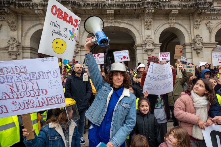 As familias do CEIP Cidade Vella esixen na rúa con contundencia compromisos das administracións