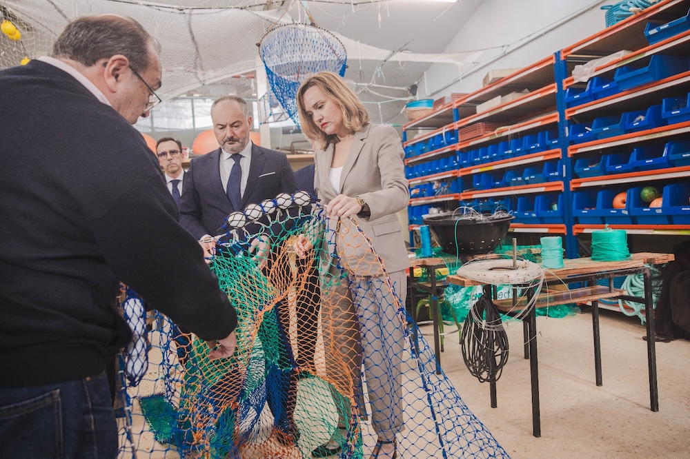 A ministra de Educación, Formación Profesional e Deportes e portavoz do Goberno, Pilar Alegría, e o conselleiro de Educación, Ciencia, Universidades e FP, Román Rodríguez, nunha visita ao CIFP Universidade Laboral de Culleredo. 