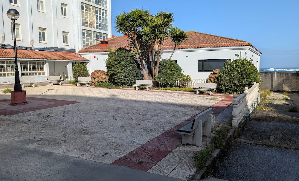 Praza interior do Centro de Baixa Esixencia da Coruna