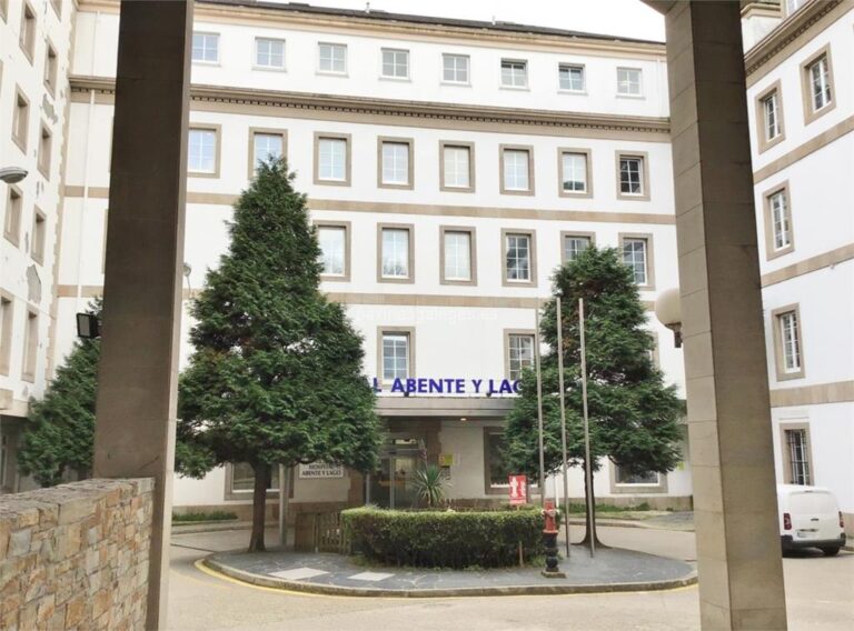 Rescatan a unha muller nun hospital da Coruña tras quedar coa cabeza atrapada nun enreixado