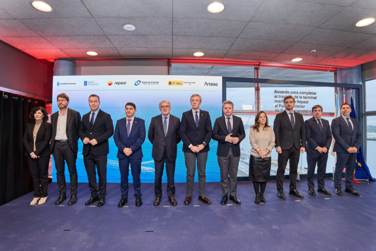 Repsol completará o seu traslado ao porto exterior en 2027, con liberalización dos peiraos coruñeses