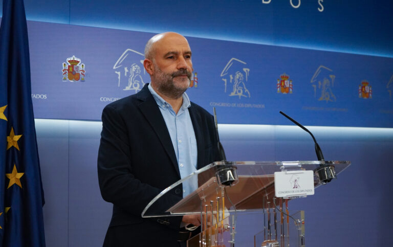 O BNG esixe no Congreso garantir o funcionamento nocturno do aeroporto de Alvedro