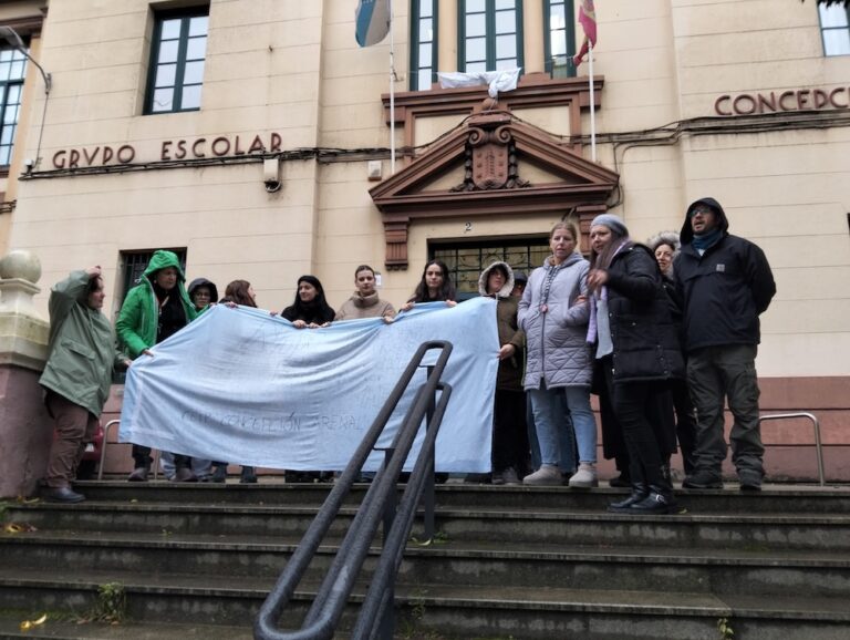 O profesorado do CEIP Concepción Arenal plántase ante a falta de persoal coidador