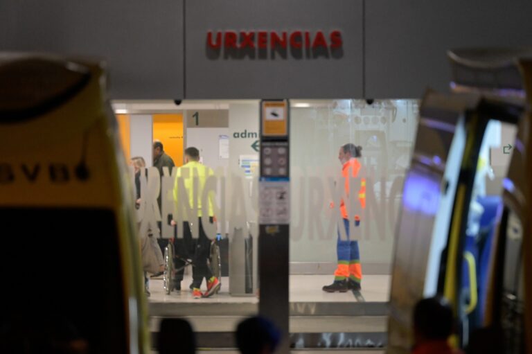 Colapso nas urxencias do Chuac: 240 pacientes nos corredores, con 68 á espera dunha cama de hospitalización