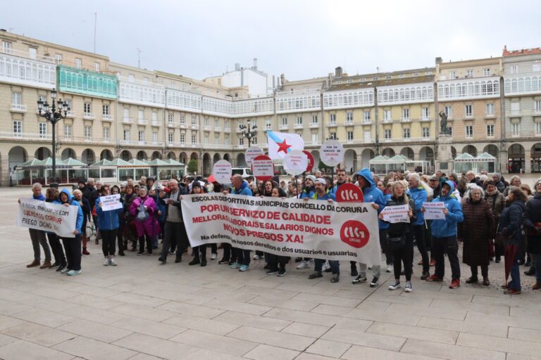 Persoal das escolas deportivas municipais da Coruña secunda unha nova xornada de paro en demanda dos seus salarios