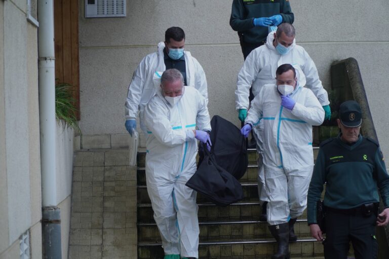 Un monte de lixo acumulado impide sacar o corpo dun home do seu piso de Oleiros