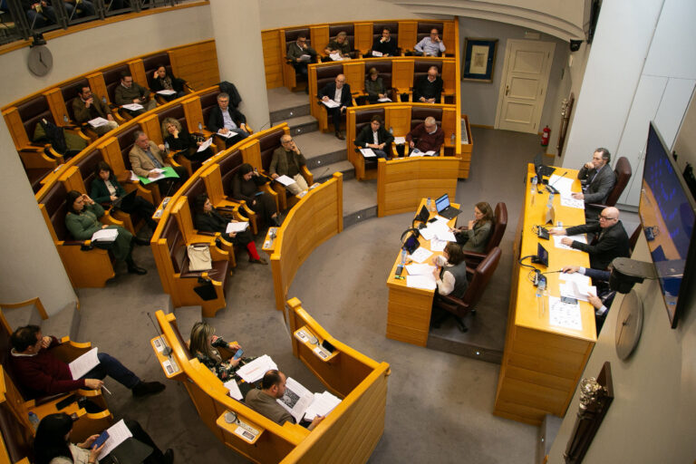 A Deputación da Coruña planta cara á Xunta polo caos do transporte e esixe unha solución inmediata