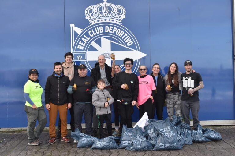 Izan e unha marea de voluntari@s retirou 150 kg de lixo da area de Riazor