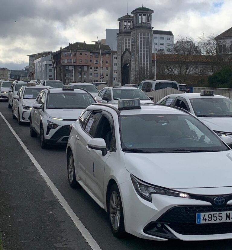Os taxistas volven colapsar a cidade para esixir unha ordenanza sobre os VTC