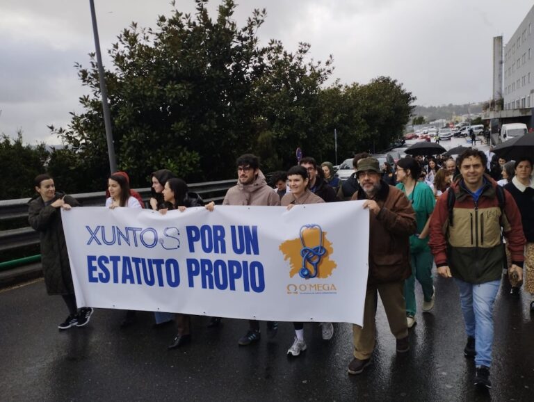 Os médicos convocan folga indefinida dunha semana cada mes, para reclamar un estatuto propio