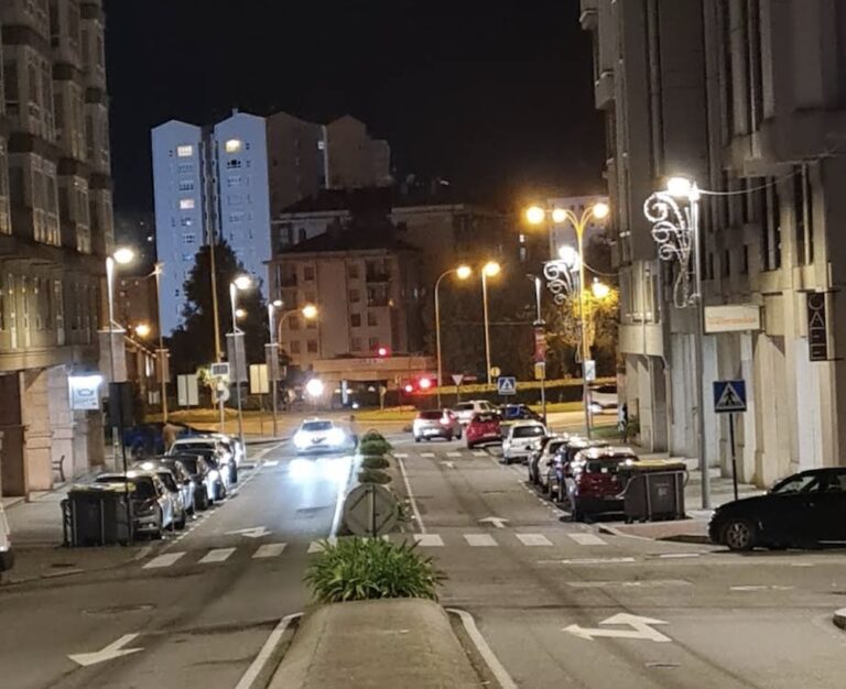 Afectadas dúas persoas por inhalación de fume tras arder unha campá extractora en Matogrande