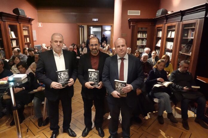O concelleiro de cultura, Gonzalo Castro, o presidente da Academia, Henrique Monteagudo e o autor do libro Diego Rodríguez González na Casa Museo Casares Quiroga