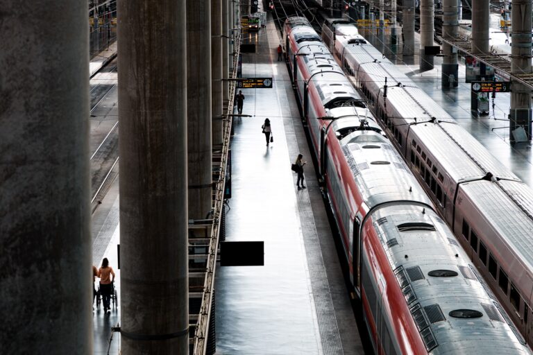 Unha avaría obriga a deter un AVE entre A Coruña e Madrid en Ourense e provoca un atraso de 3 horas