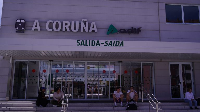 Renfe substituirá por autobuses os trens entre A Coruña e Santiago durante unha semana en novembro