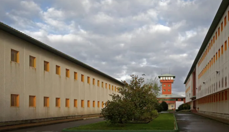 Un funcionario de Teixeiro ferido de gravidade ao intervir nunha pelexa entre internos