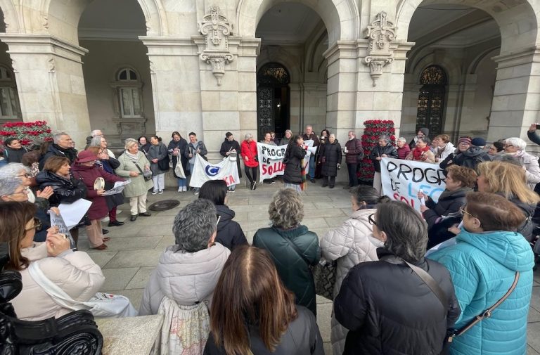 Concentracion de usuarios e docentes do Programa de Lecer en Maria Pita