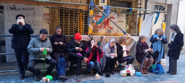 Tecendo tapabocas á espera das accións da Xunta e do Concello nos frescos de Lugrís…