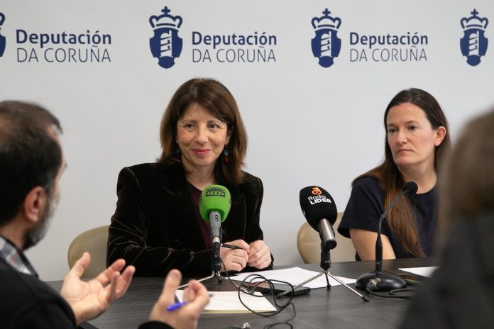 Sol Agra e Eva Ovenzaa presentando o Programa da Deputacion da Coruna polo 8M