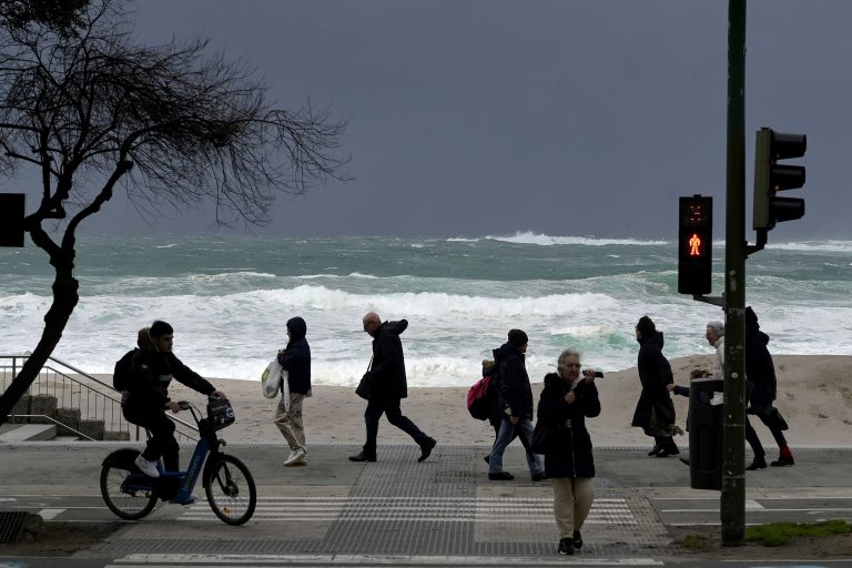 A Coruña en alerta amarela por ondas de máis de catro metros e choivas intensas